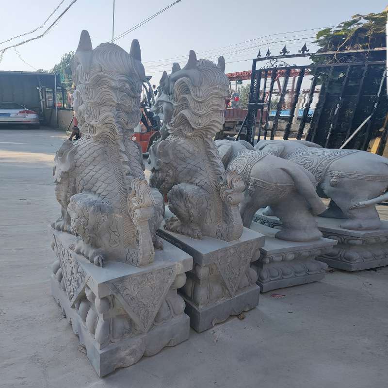 现货青石石雕麒麟一对 汉白玉晚霞红麒麟 庭院园林小区门口摆件