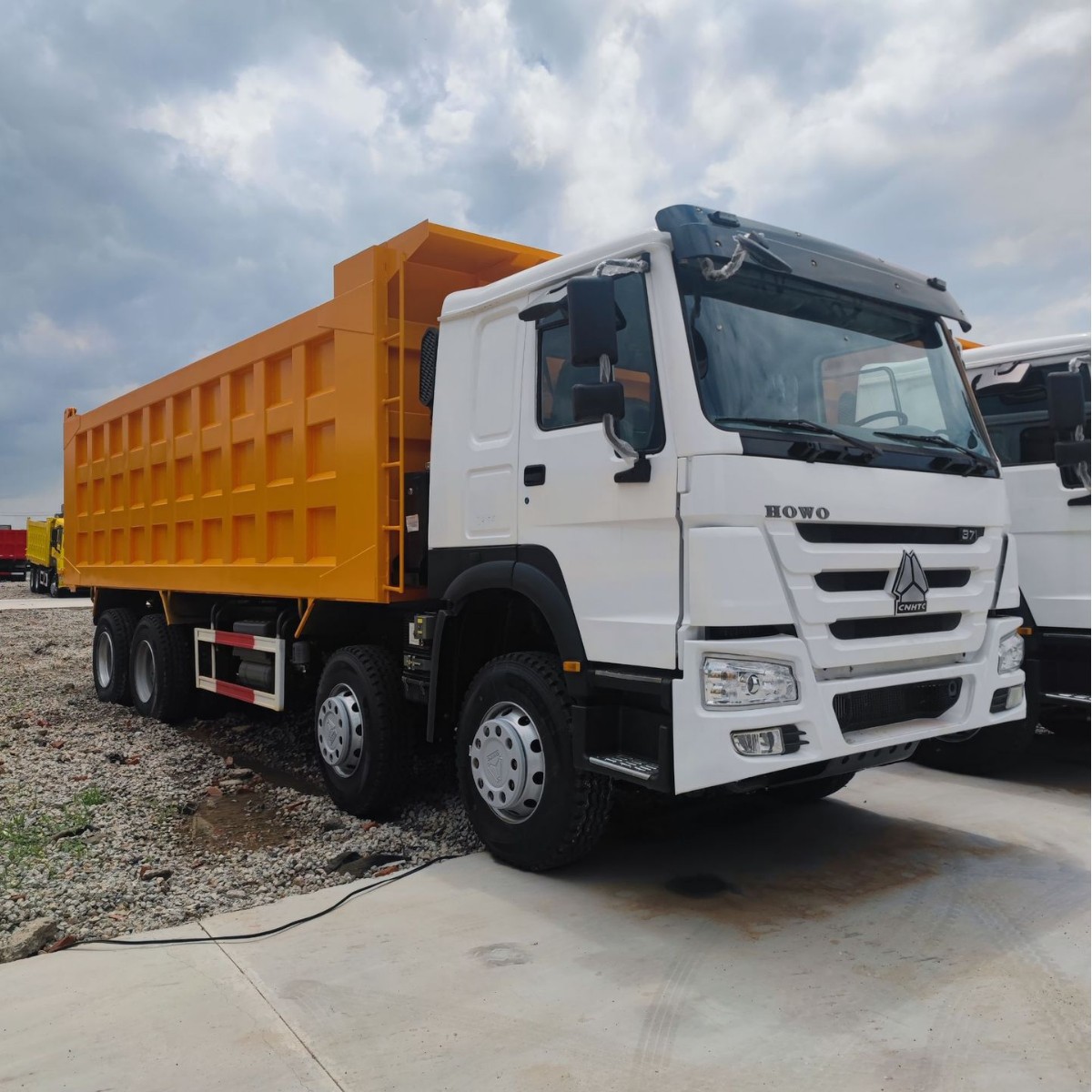 豪沃HOWO前四后八轮渣土自卸车