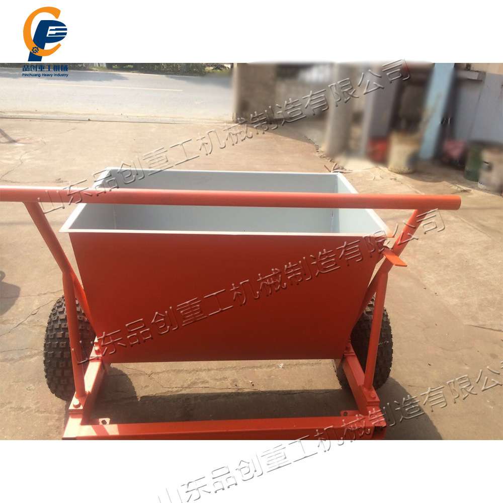 手推式充砂机 运动场地草坪冲砂梳草机 Hand push sand filler