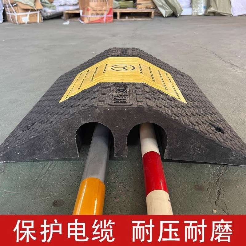 大货车减速带桥型过线槽重型矿区大车专用抗压绝缘室外地面过线槽