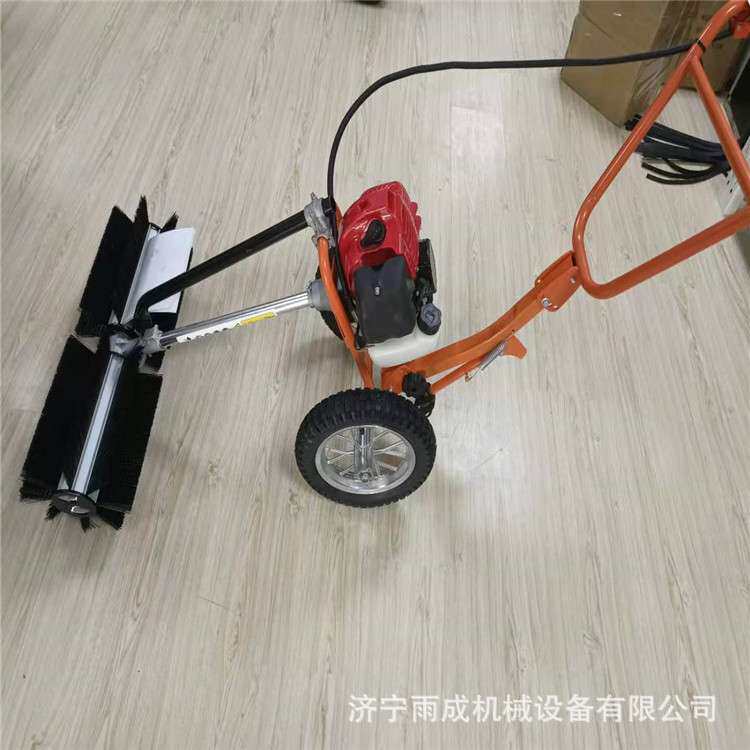 人造草坪梳草机 手扶式两冲程梳草机头 便携内燃式扫雪扫地机
