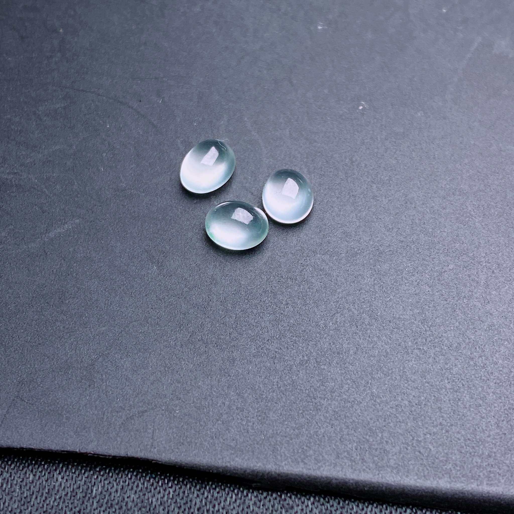 缅甸天然翡翠a货高冰种蛋面一手裸石dmf尺寸:6.1-5-3.3mm小灯泡