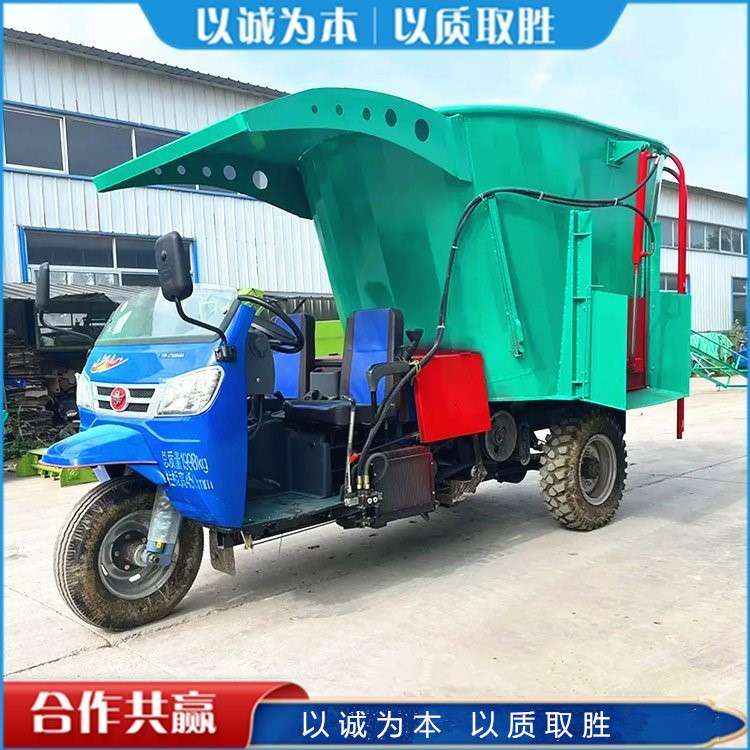 五立方柴油撒料车25马力液压控制投喂车肉牛养殖场三轮撒草车