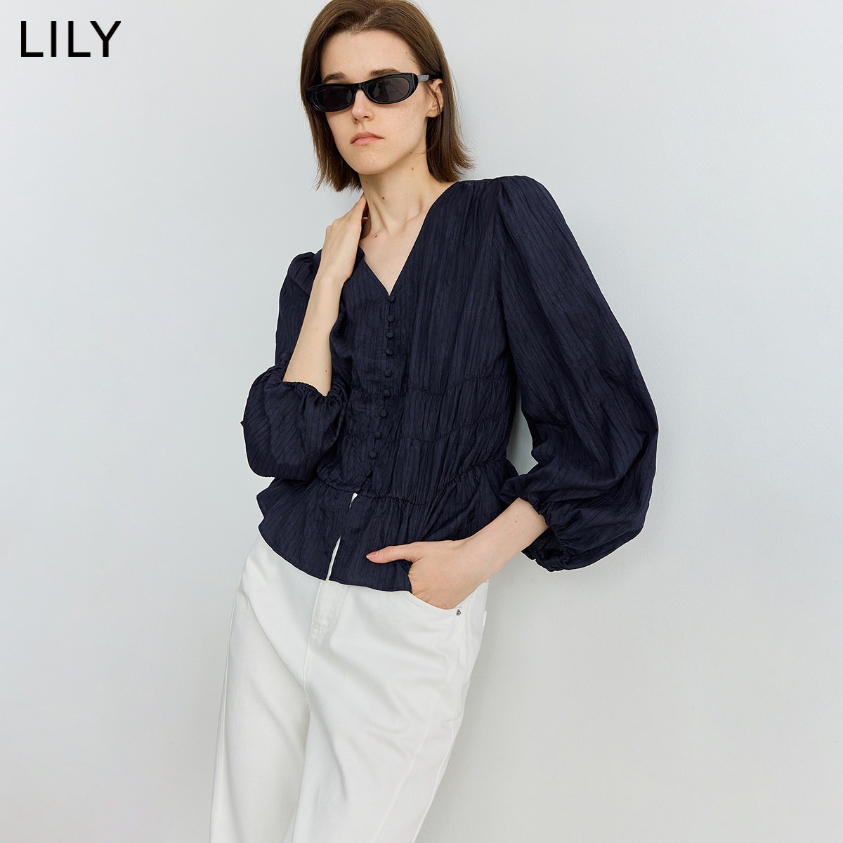 LILY2026秋新款女装法式气质V领收腰通勤休闲泡泡袖小衫薄款衬衫