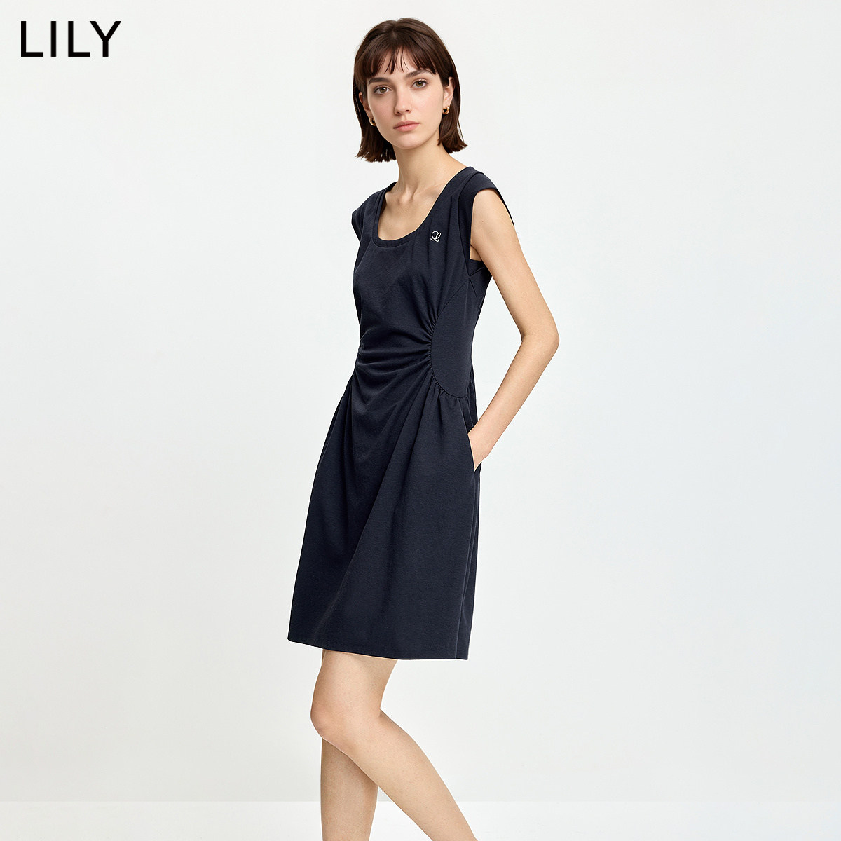 LILY2026夏新款莫代尔醋酸混纺复古U领小飞袖收腰藏青色连衣裙女