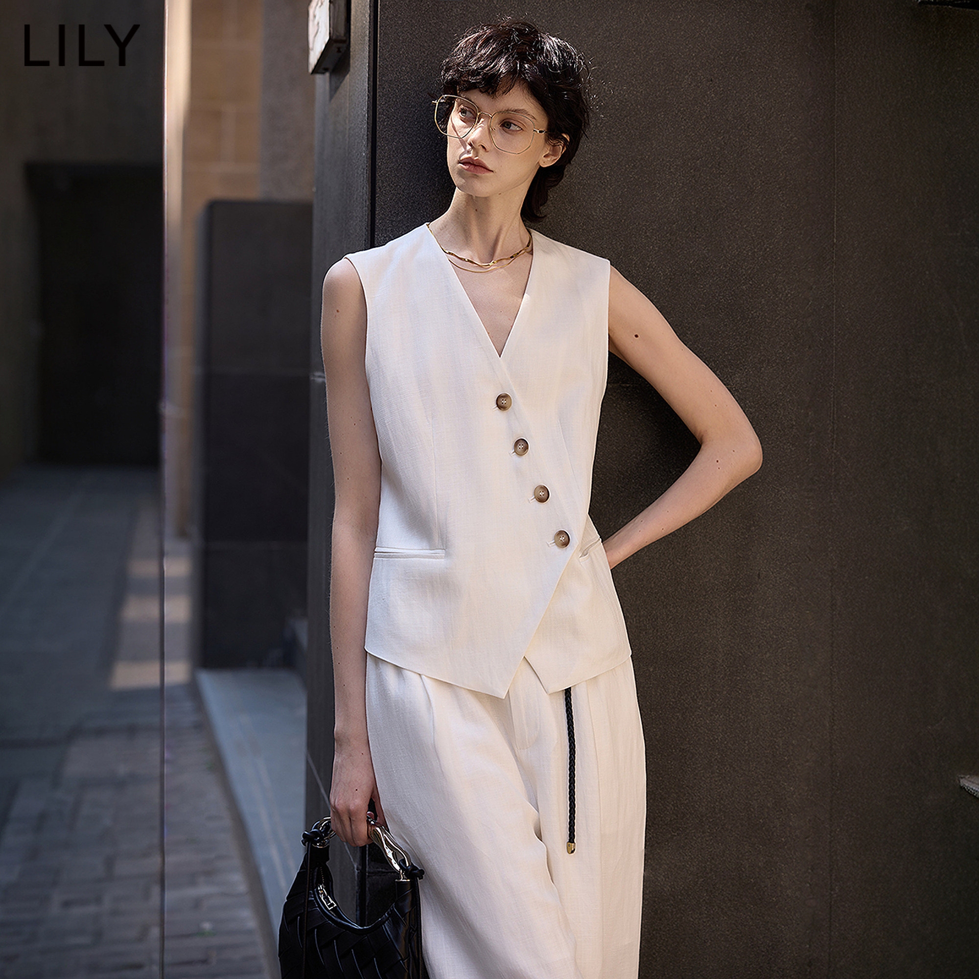 LILY2026夏新款女装莱赛尔亚麻设计感斜门襟V领休闲白色马甲背心