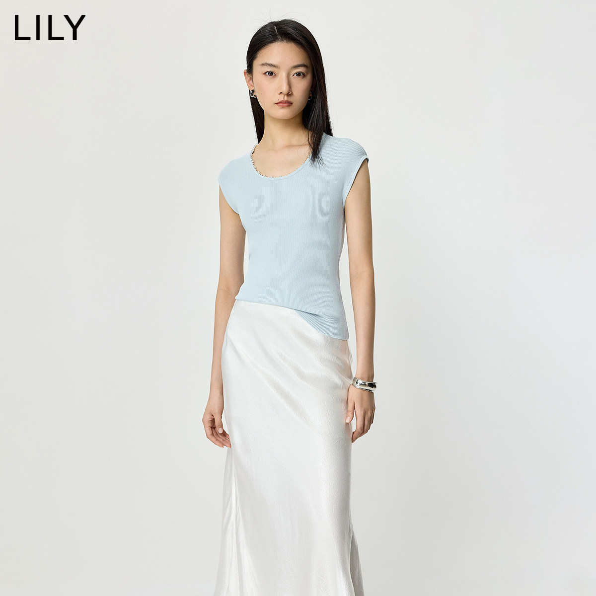 LILY2026夏新款女装简约U领钉珠修身收腰百搭通勤浅色套头针织衫