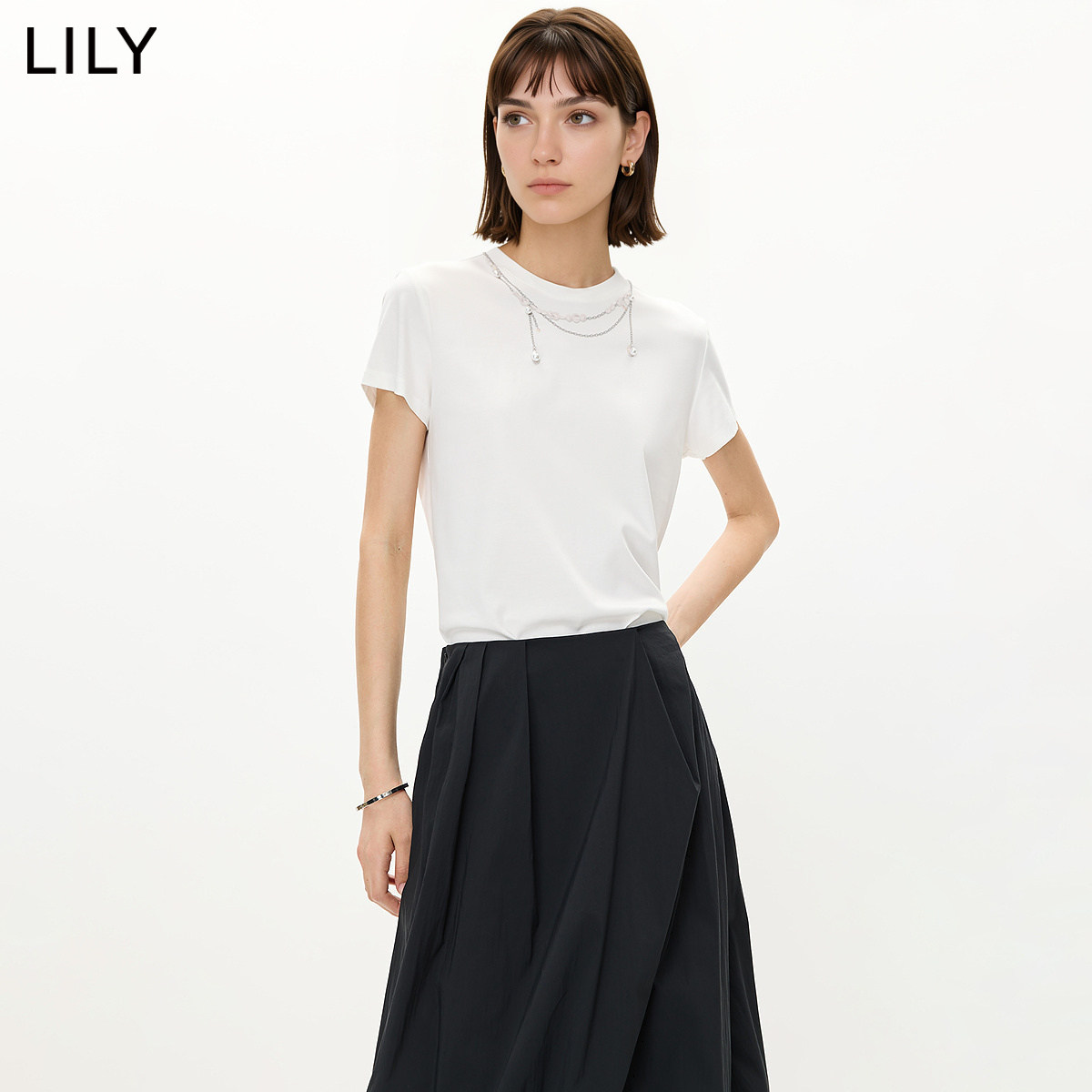 LILY2026夏新款女装莫代尔棉混纺设计感项链装饰正肩白色短袖T恤