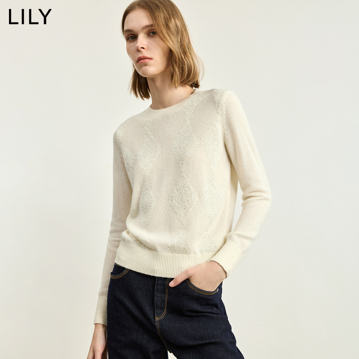 LILY2026冬新款女装羊毛混纺亮片菱格圆领套头正肩休闲白色针织衫
