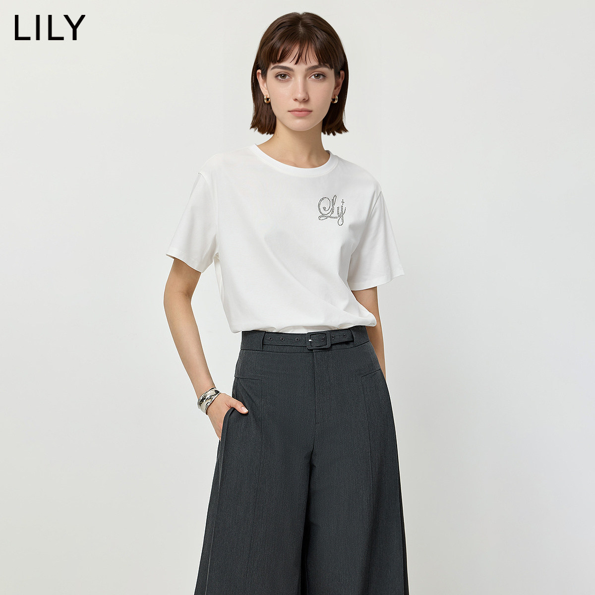 LILY2026夏新款含莱赛尔简约闪钻落肩圆领白色短袖T恤女上衣内搭