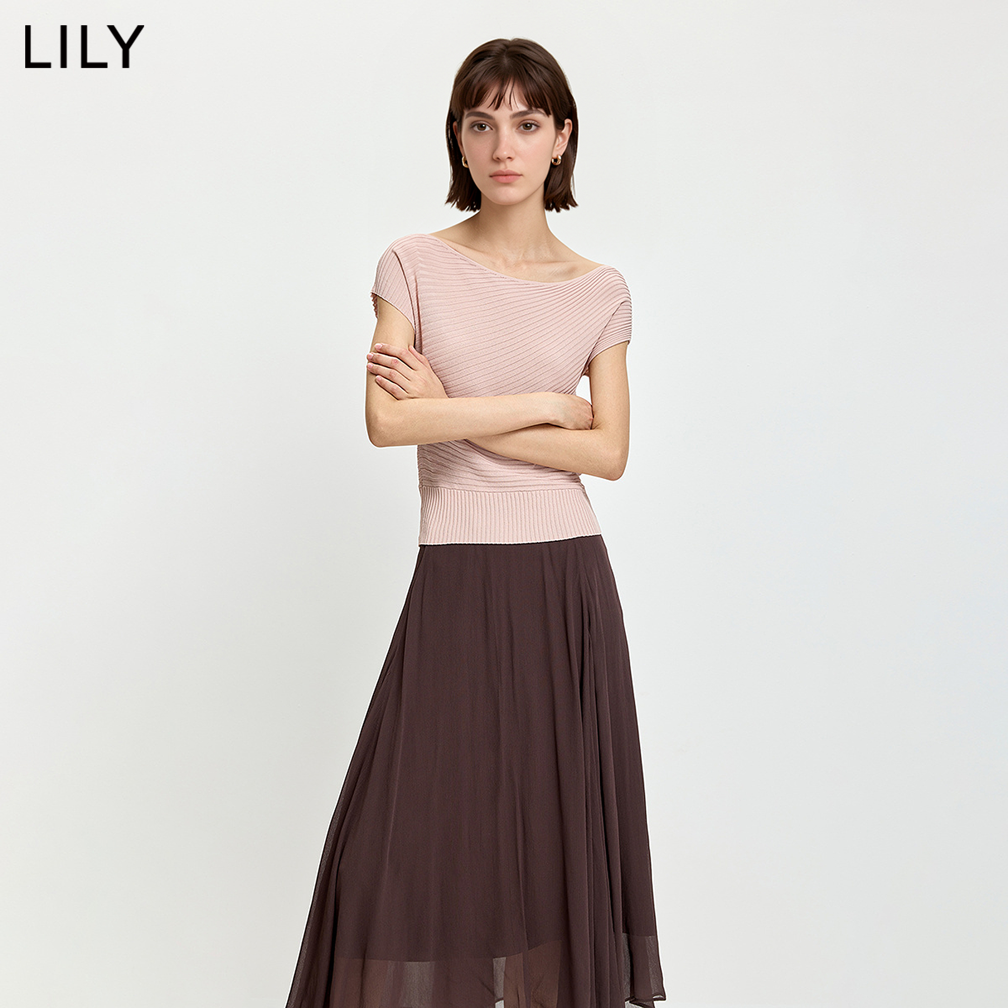 LILY2026夏新款女装简约都市休闲气质通勤一字领露肩浅粉色针织衫