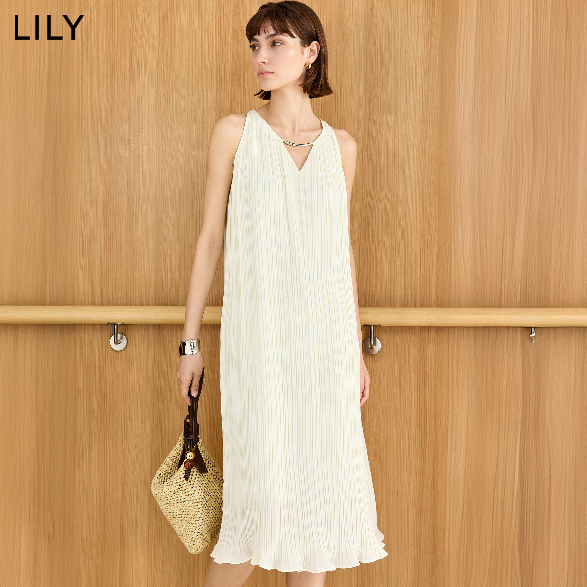 LILY2026夏新款女装简约V领垂感气质通勤A字裙白色吊带挂脖连衣裙