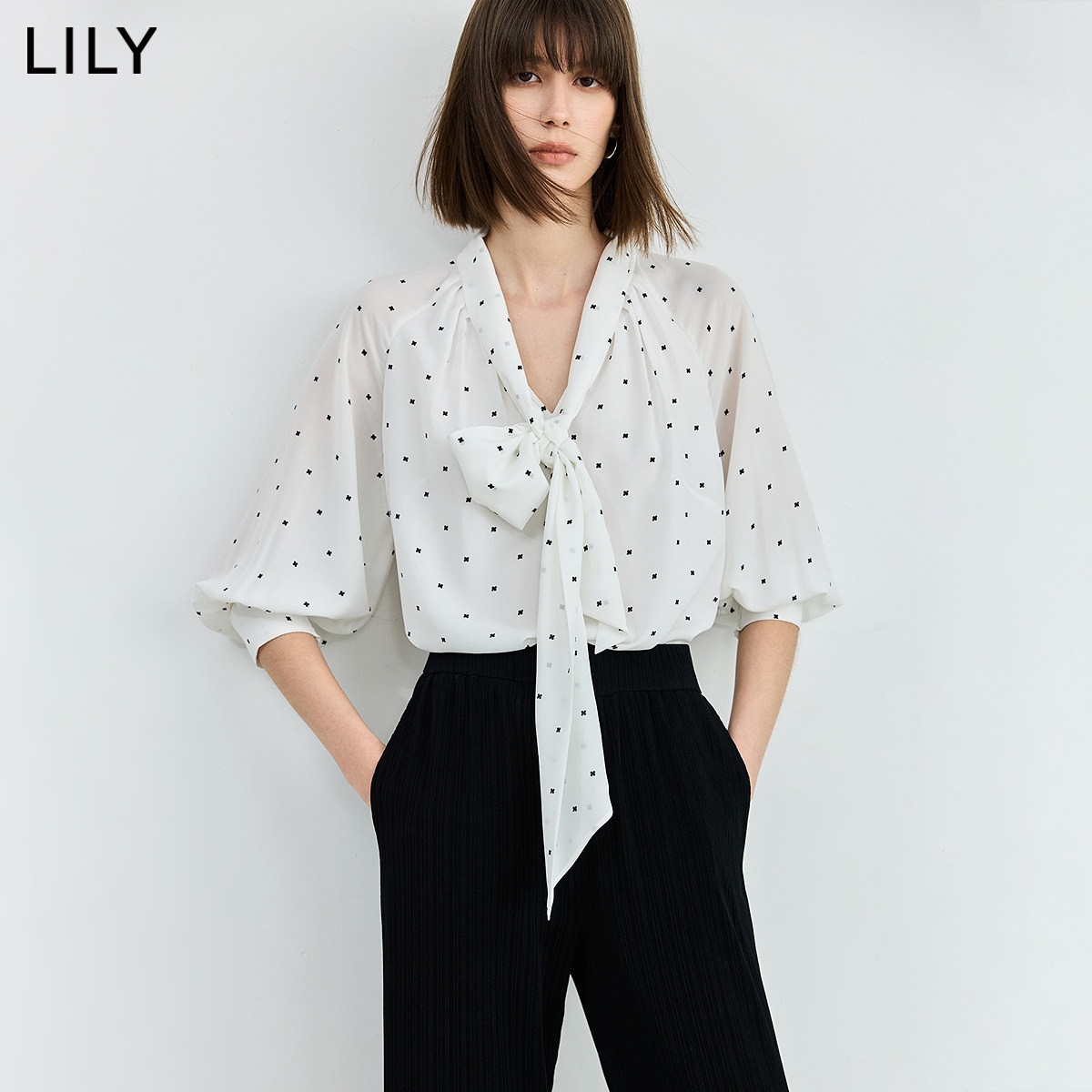 LILY2026夏新款女装法式波点飘带V领七分袖气质通勤米白色雪纺衫