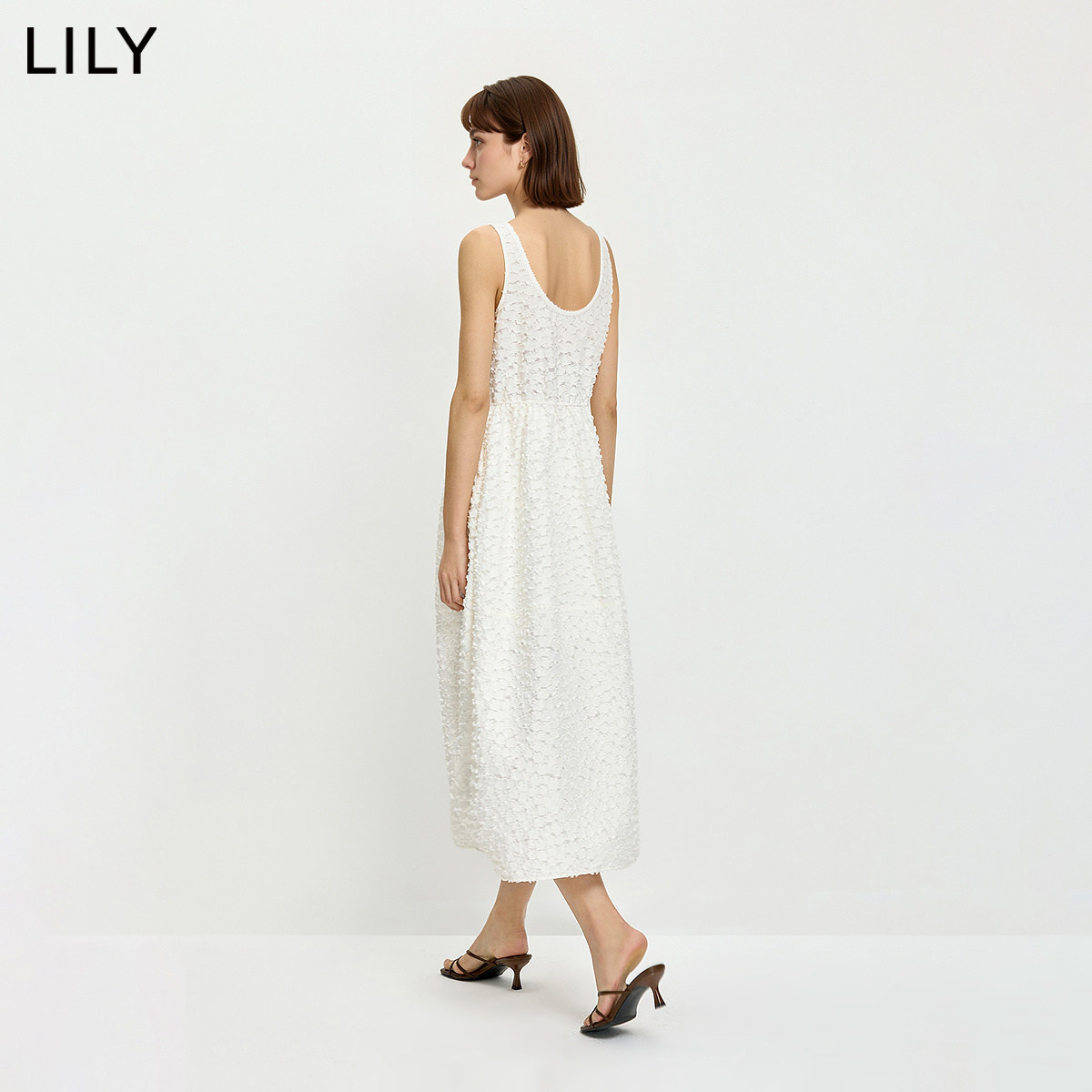 LILY2026夏新款女装肌理感U领收腰气质通勤白色吊带背心连衣裙女