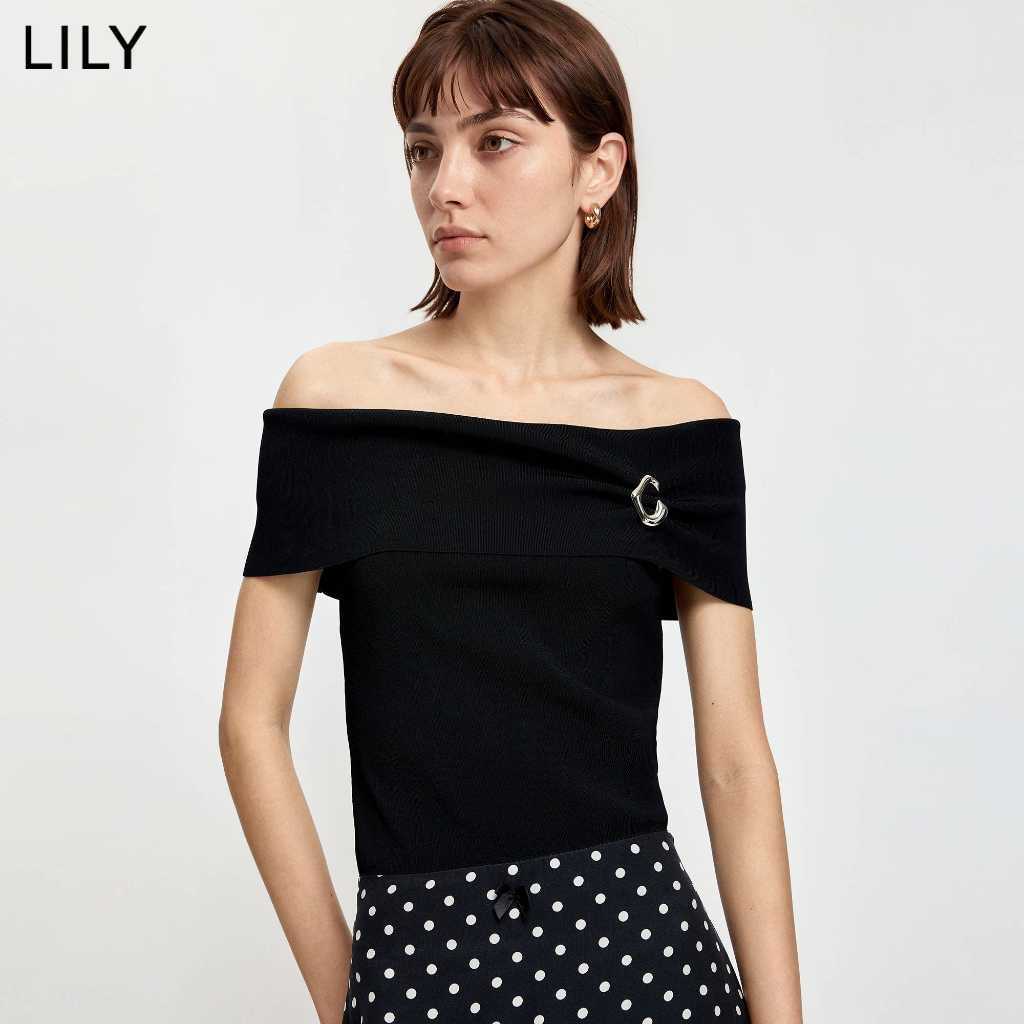 LILY2026夏新款复古时髦一字肩修身气质通勤纯色短袖针织衫女短款