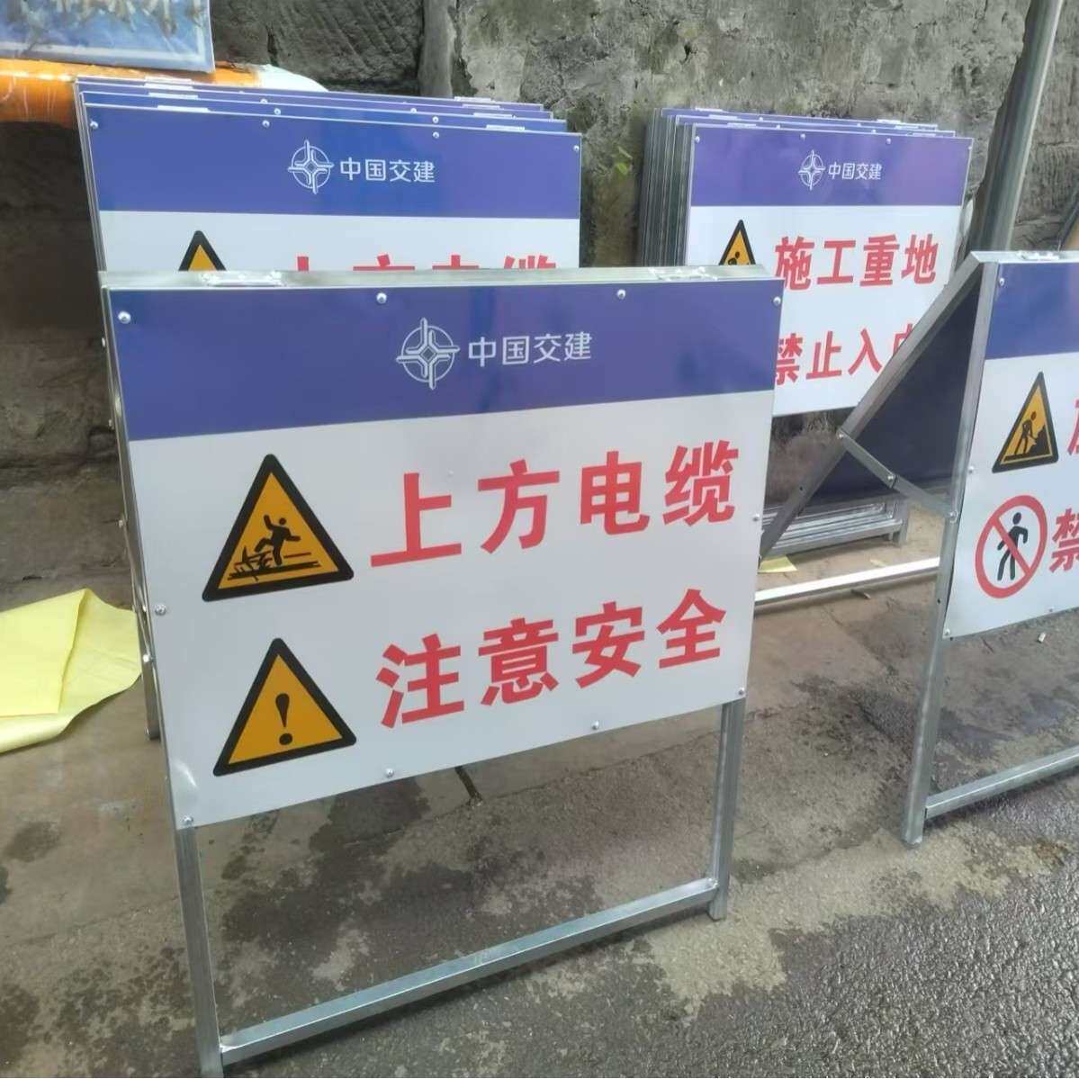 铝板太阳能标志牌三角形安全警示牌LED人行横道标志牌安全指示牌