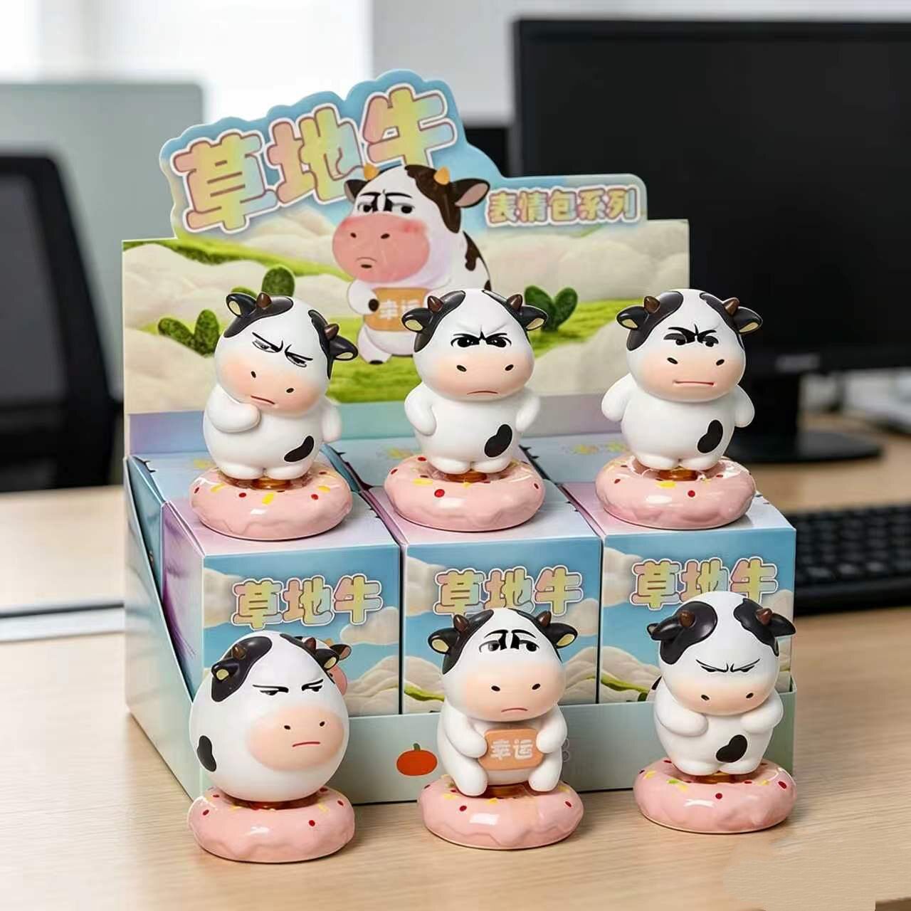 卡通草地牛转转盲盒桌面装饰品