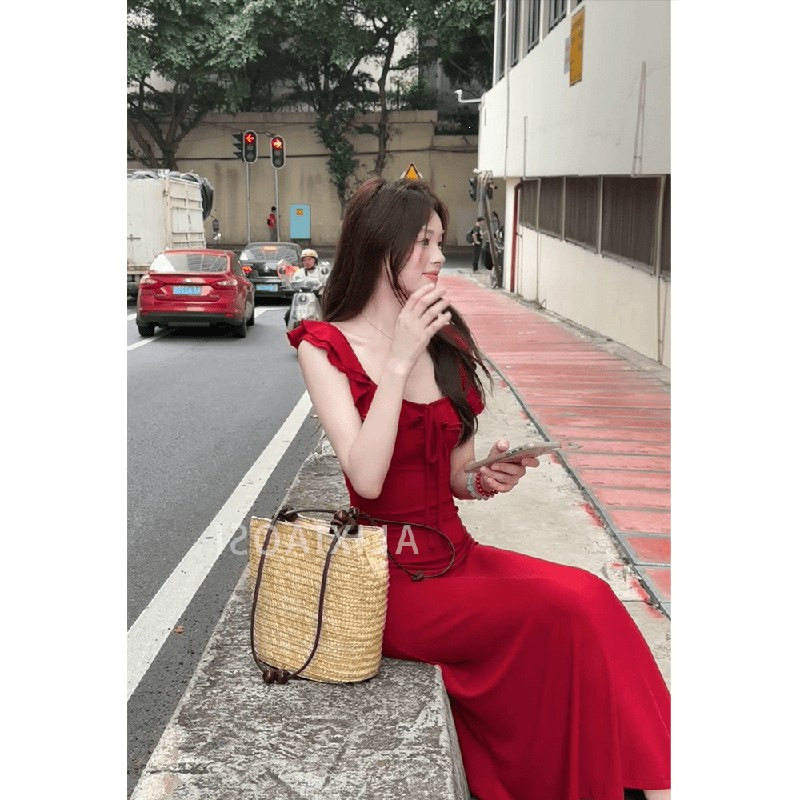 温柔风白色吊带露背连衣