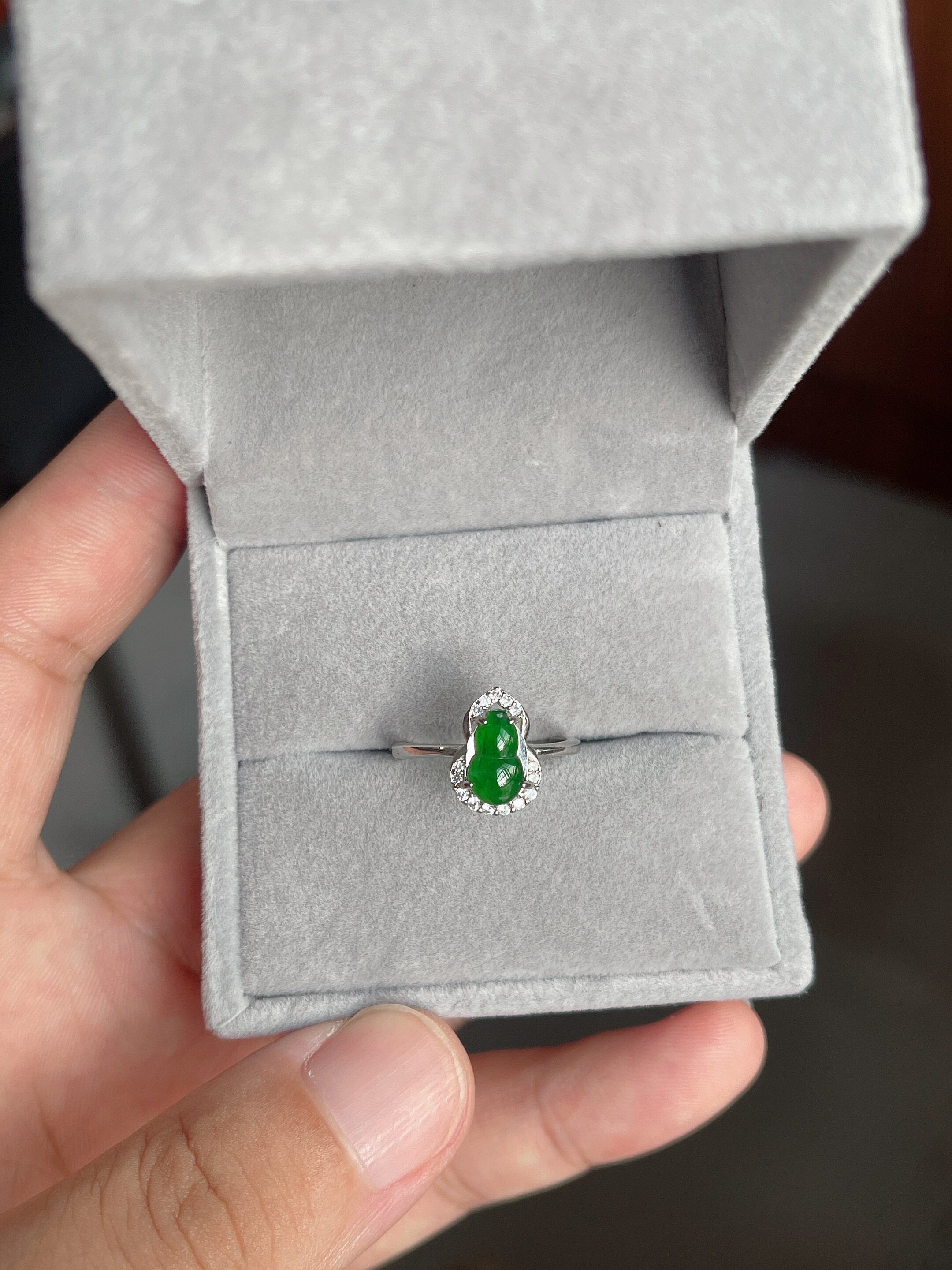 天然A货危料阳绿葫芦戒指,合金镶嵌活口设计,裸石尺寸3*8.8mm