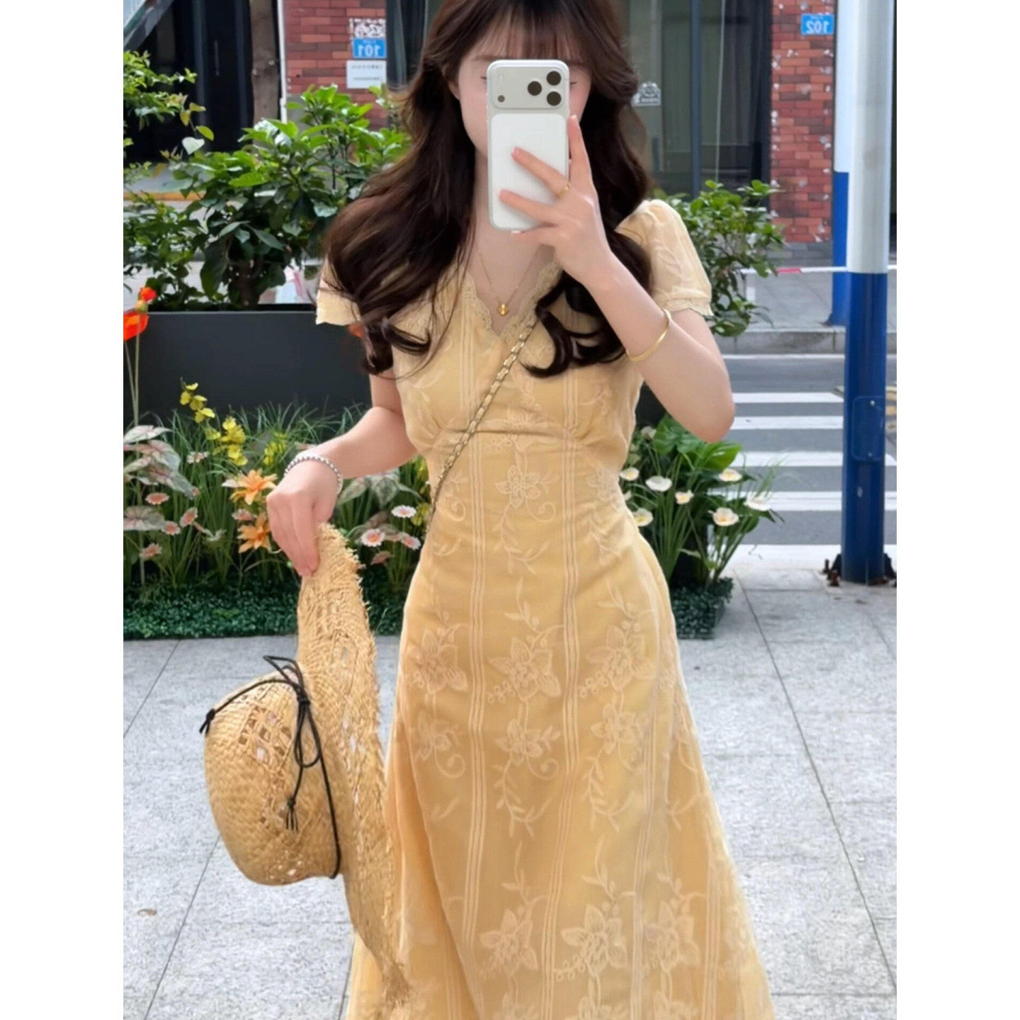 早春法式温柔风黄色v领碎花连衣裙女夏2026新款特别漂亮掐腰长裙