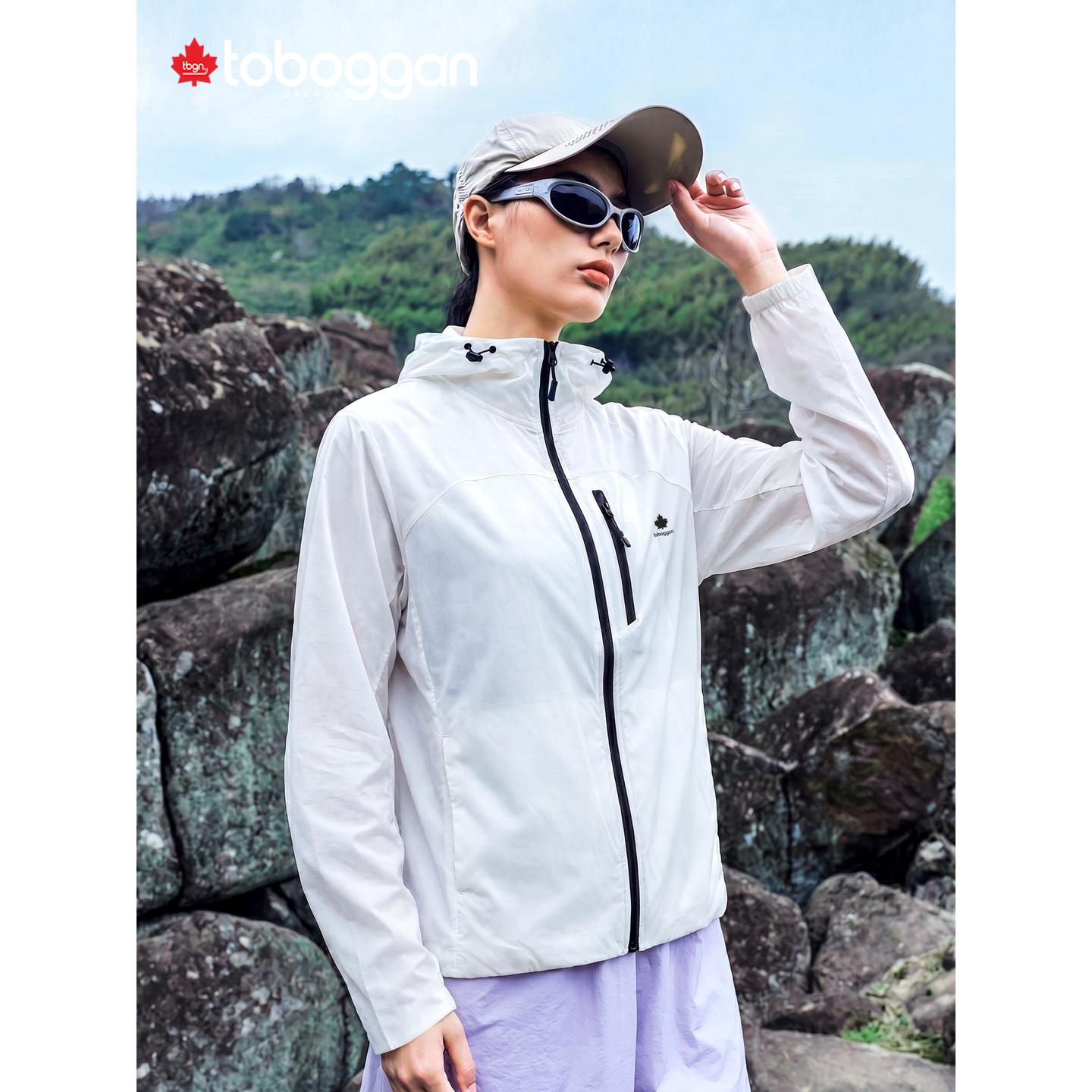 白色连帽冲锋衣户外徒步登山服