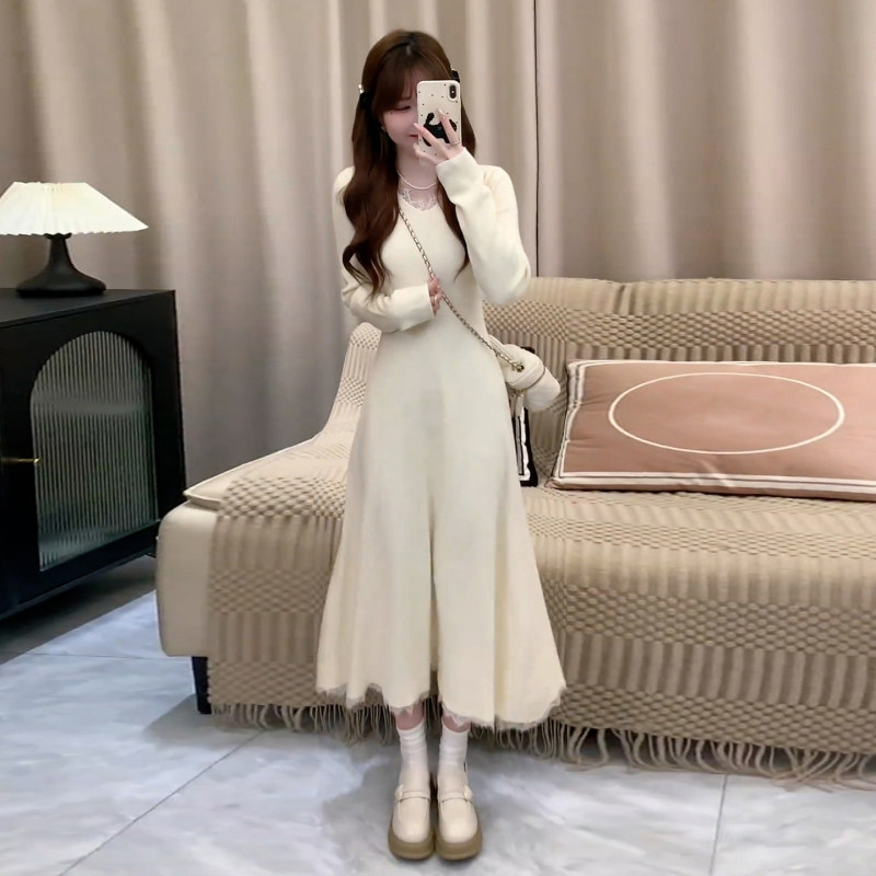 早秋装配大衣内搭针织杏色连衣裙女2026新款冬季裙子蕾丝拼接长裙
