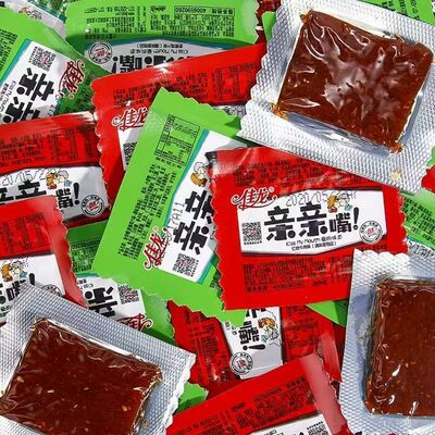 佳龙亲亲嘴辣条零食大礼包儿时经典亲嘴大刀肉休闲食品烧小吃批发
