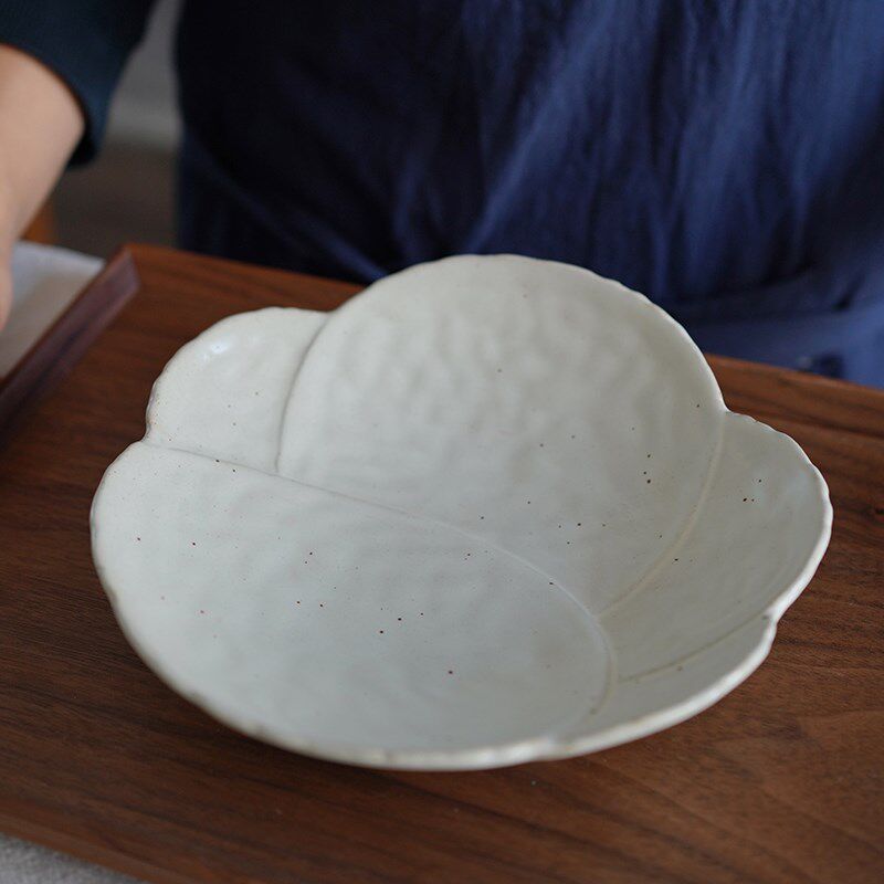 早上好商店月白色寒梅古味釉下彩陶瓷餐盘三足盘浮雕梅花盘深盘