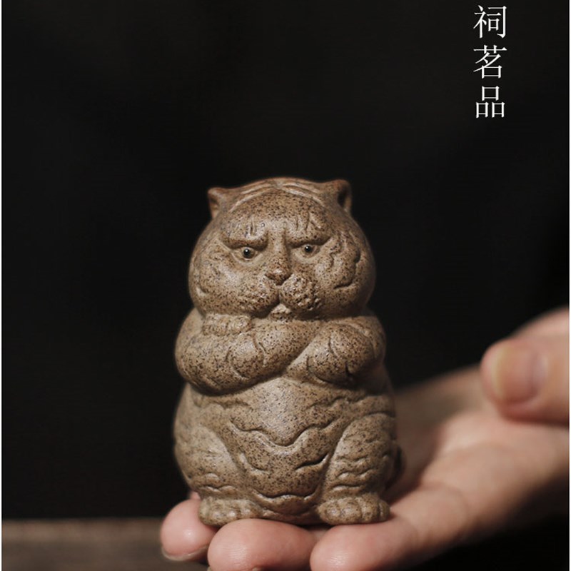 韩祠茗品胖虎很严肃茶宠生肖虎粗陶陶瓷茶盘摆件可养卡通茶玩盖置