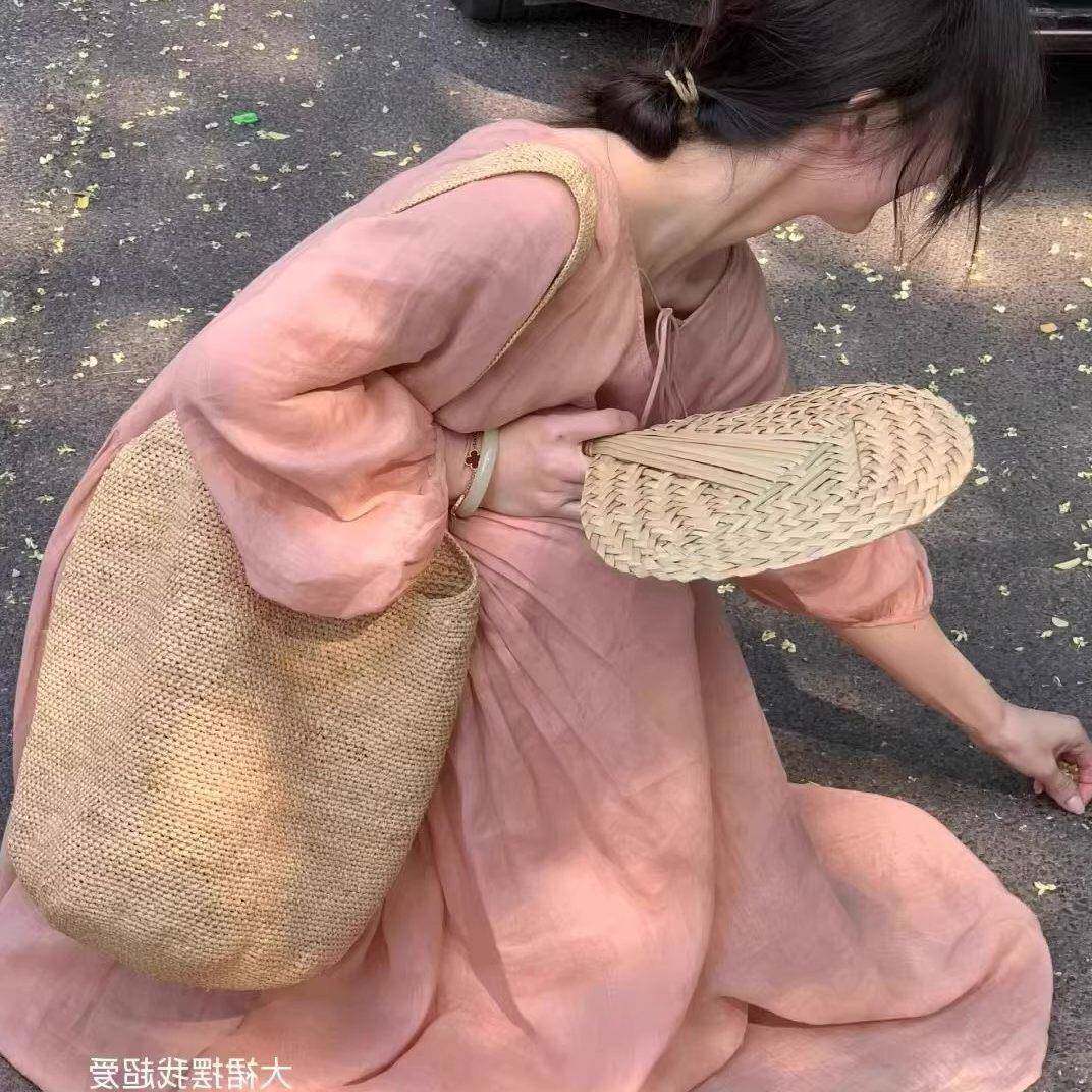 粉色棉麻连衣裙2026早秋新款女装独特别致灯笼袖衬衫裙女显瘦长裙