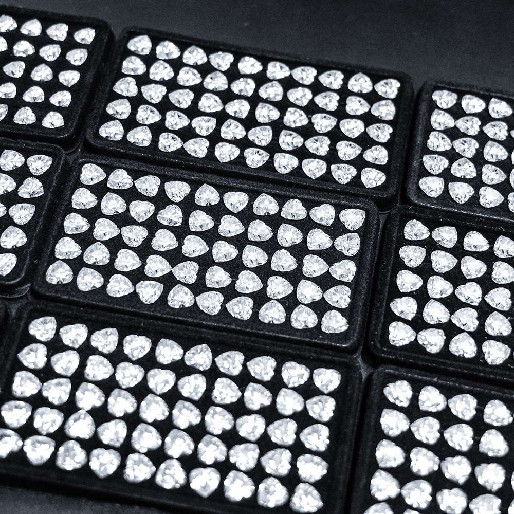 彩色心形莫桑石123ct现货 爱心形莫桑裸石梧州人工合成宝石