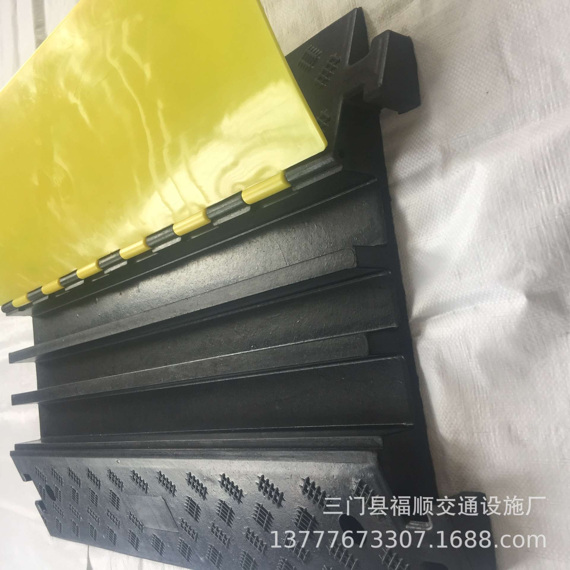 源头厂货三线槽橡胶减速设备PVC减速带过线板线槽减震