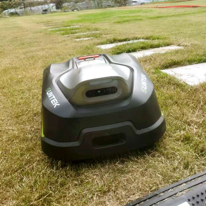 具备防水功能的无线割草机器人低噪音设计不会打扰日常生活与休息