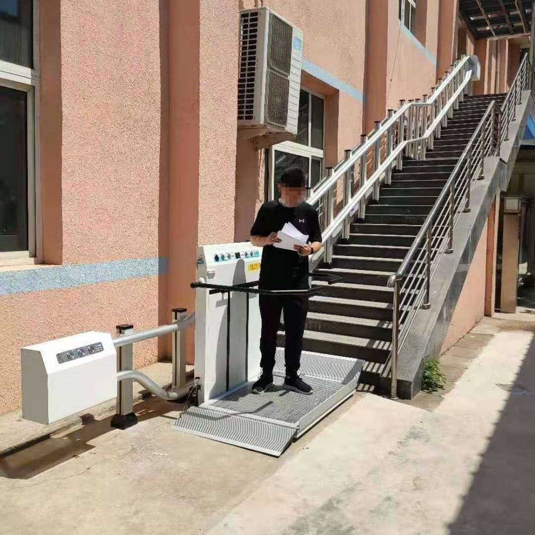 公共楼梯斜挂式轮椅升降平台残疾人老人家用无障碍平台代步梯公益