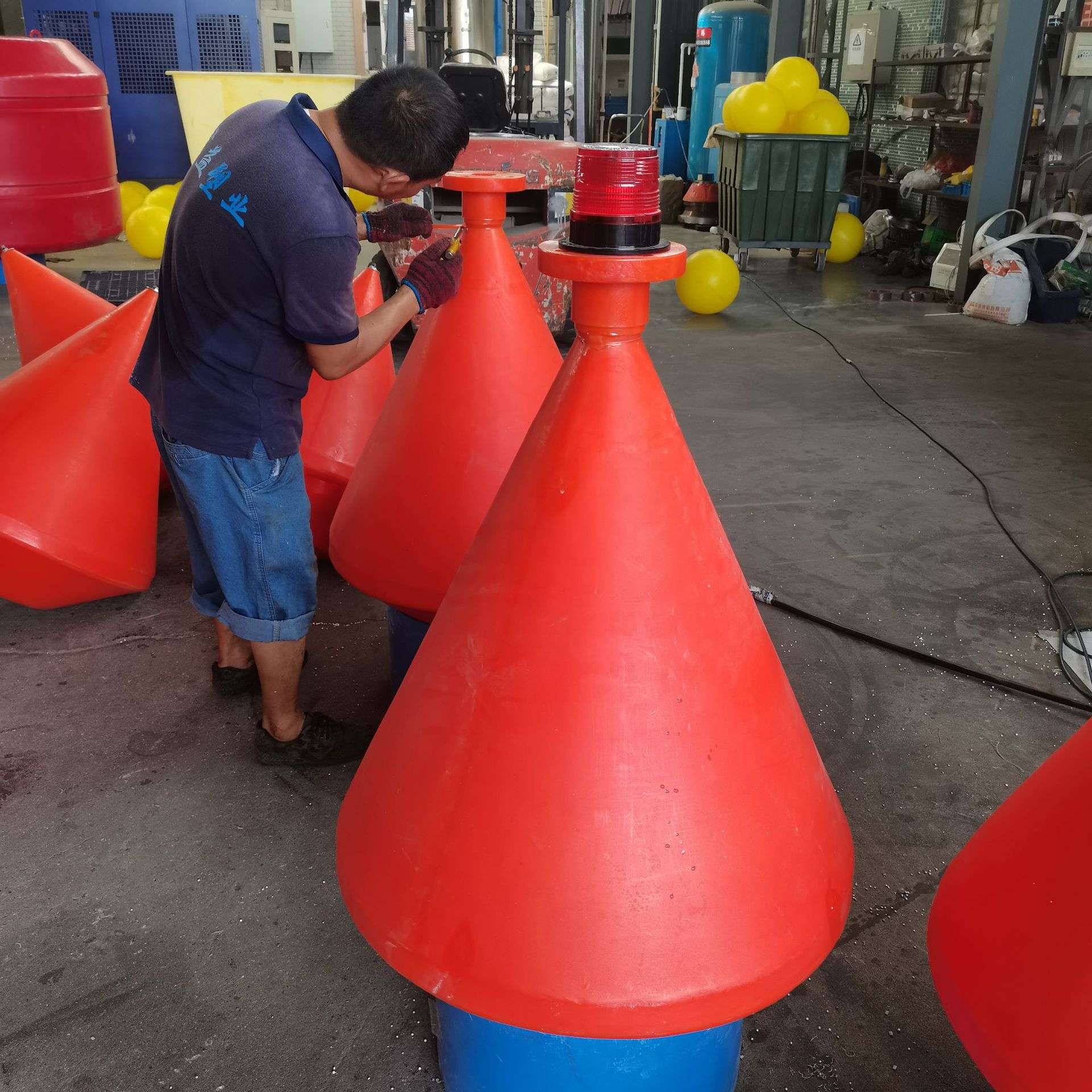 君益浮标厂家 塑料浮标制造商 小型三角锥带灯浮标图片 700*1100