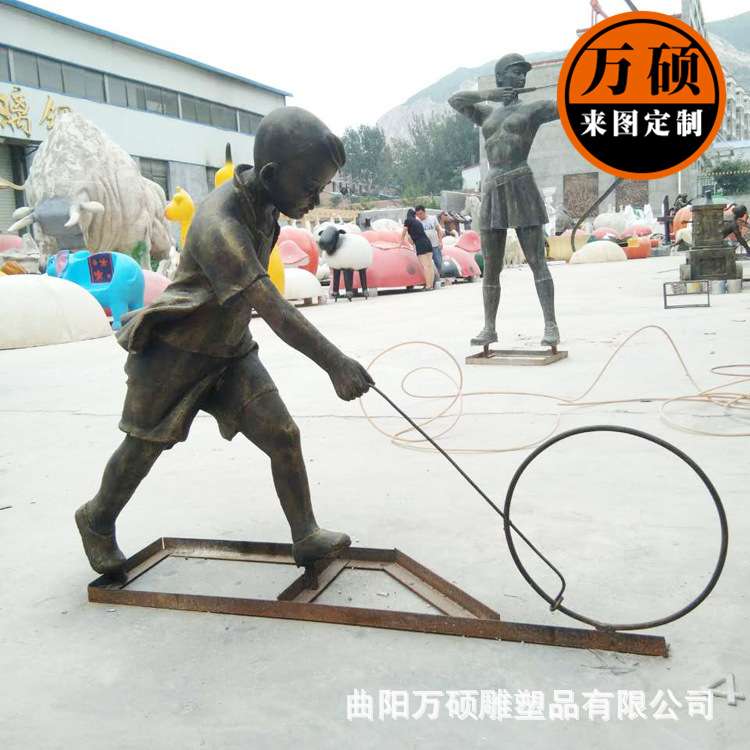 玻璃钢仿铜民俗人物雕塑 小孩玩耍推铁环童趣步行街商业街雕塑