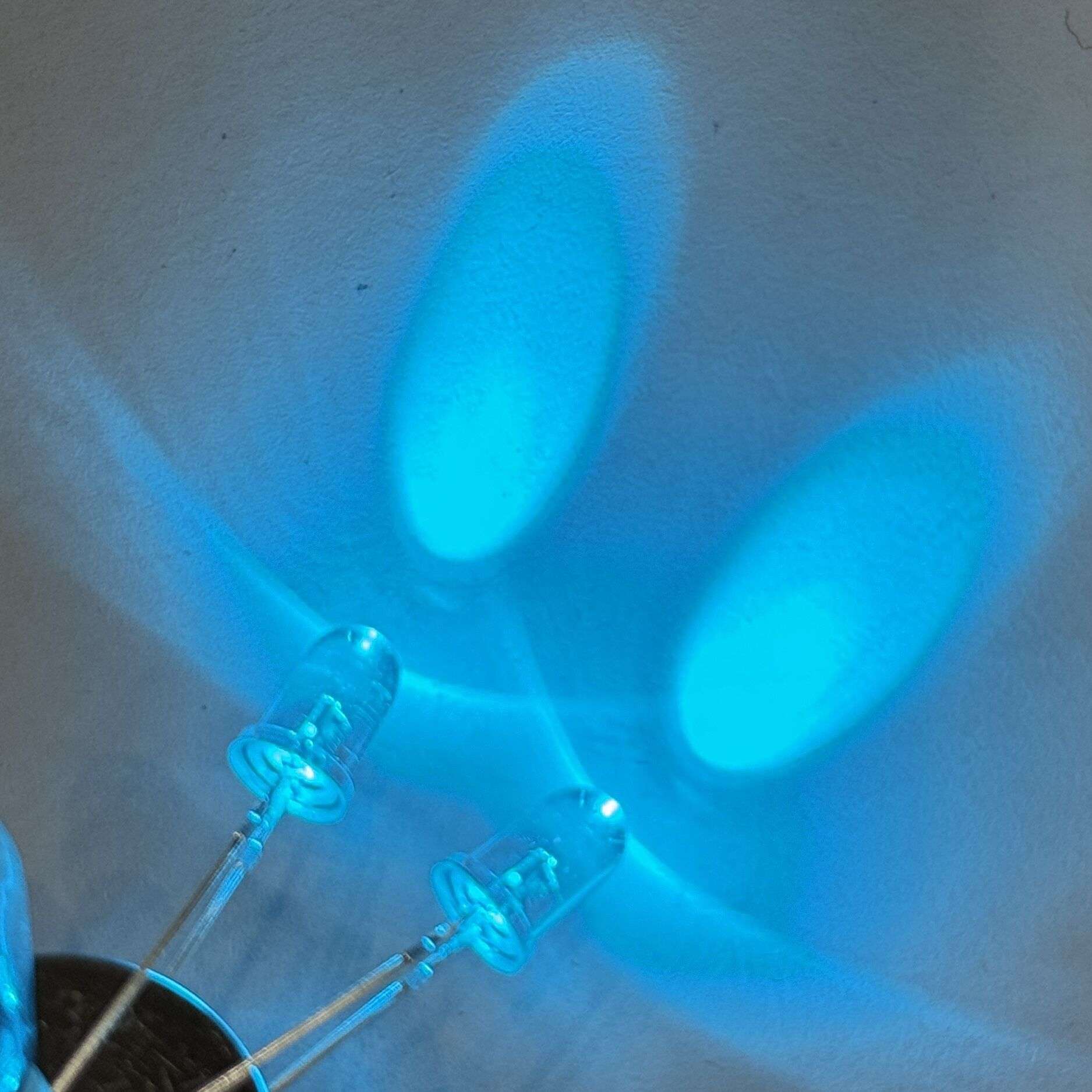 F5高亮LED圆头冰蓝色led灯珠长脚冰蓝光源5mm发光二极管汽车装饰