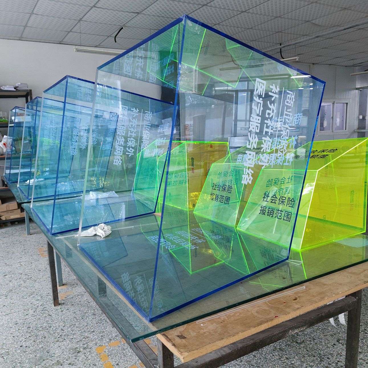 蓝色透明亚克力丝印展示盒大型发光有机玻璃保护罩商超装饰摆件