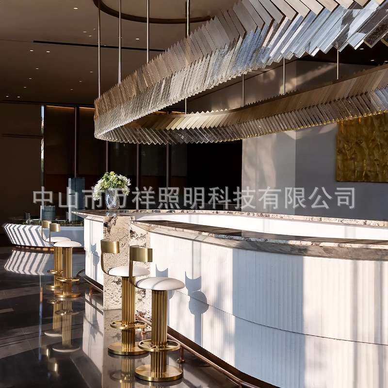 个性现代大堂休闲区椭圆吧台天花板灯酒店售楼部前台水晶吊灯设计