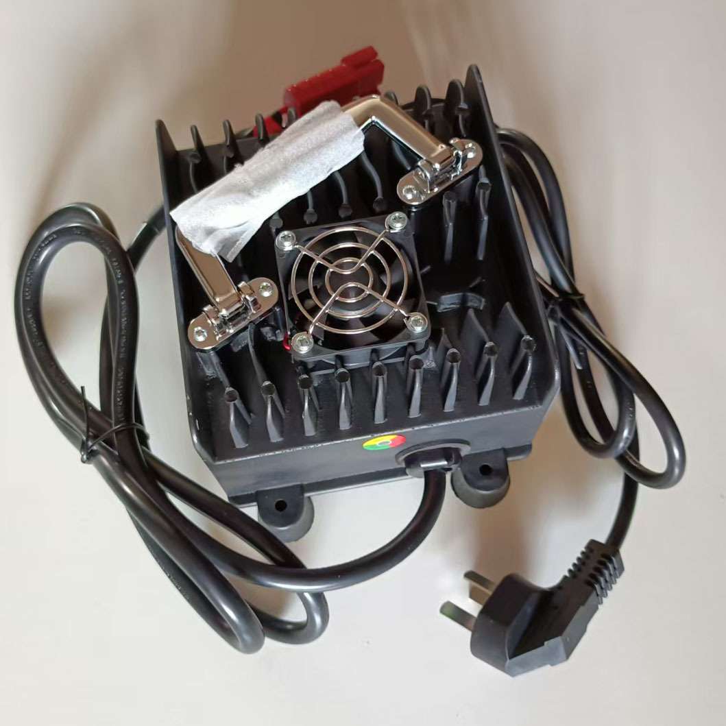 全裕科技智能充电器QY500H克力威驾驶式手推式洗地机充电器24V15A