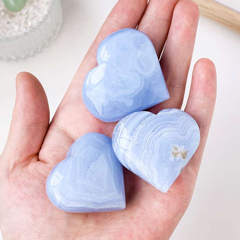 天然水晶蓝纹玛瑙爱心把玩原石打磨心形手把件水晶工艺品摆件