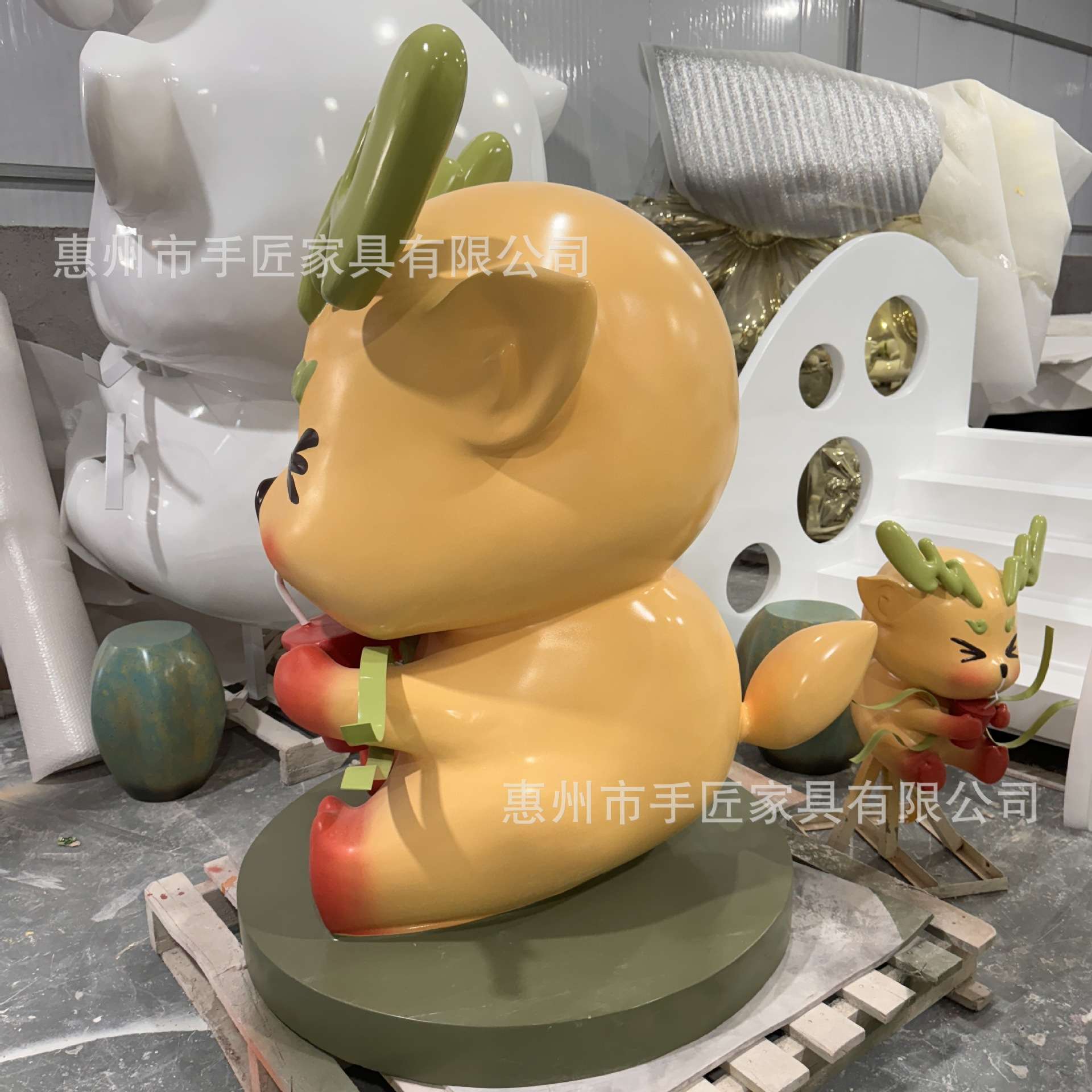 玻璃钢雕塑咖啡店饮品店门口迎宾招牌IP小龙公仔摆件酒店美陈设计