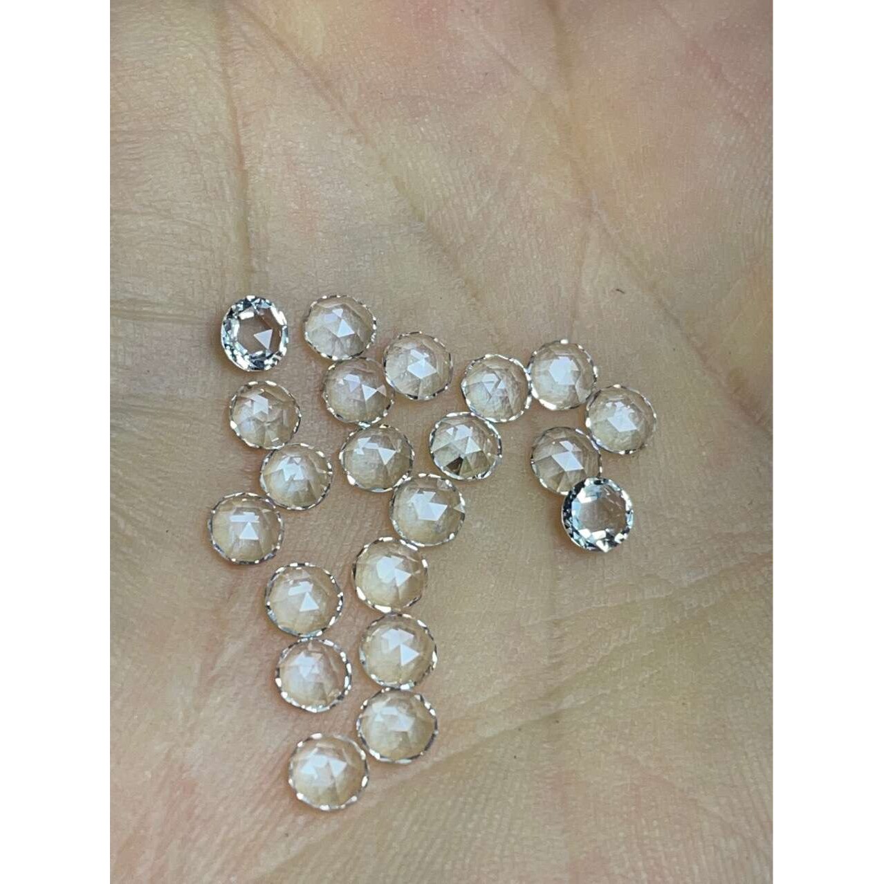 天然白蓝宝圆形平底玫瑰切4MM天然白刚玉