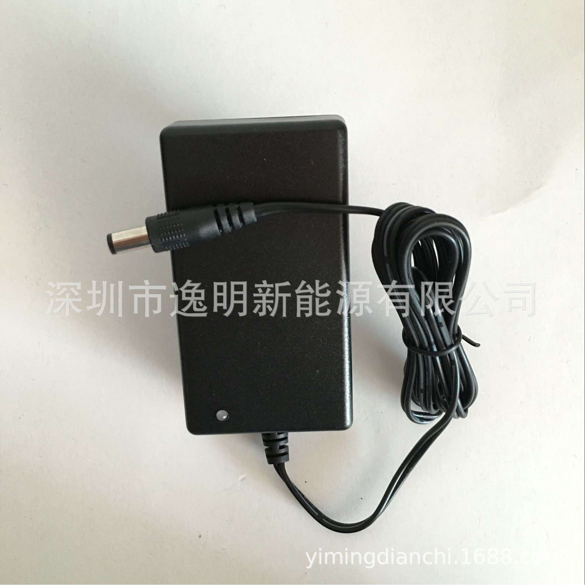 镍氢电池智能充电器2-20串2.4V12V14.4V18V24V镍镉智能充电器DC头