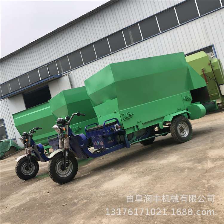 柴油5方饲草撒料车平稳运输电动喂料机自动搅拌养殖场拌料机