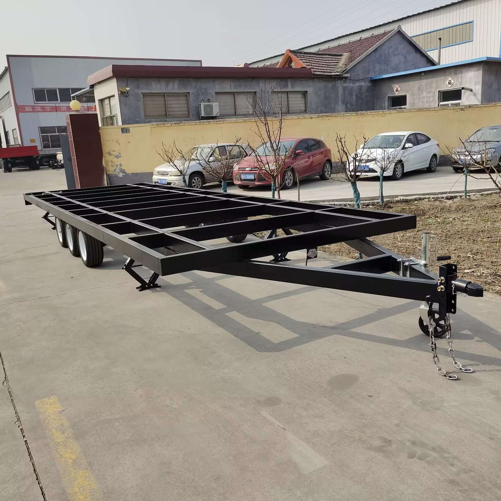 4吨三桥联动木屋底盘 房车底盘厂家供应平板拖车底盘框架工具车