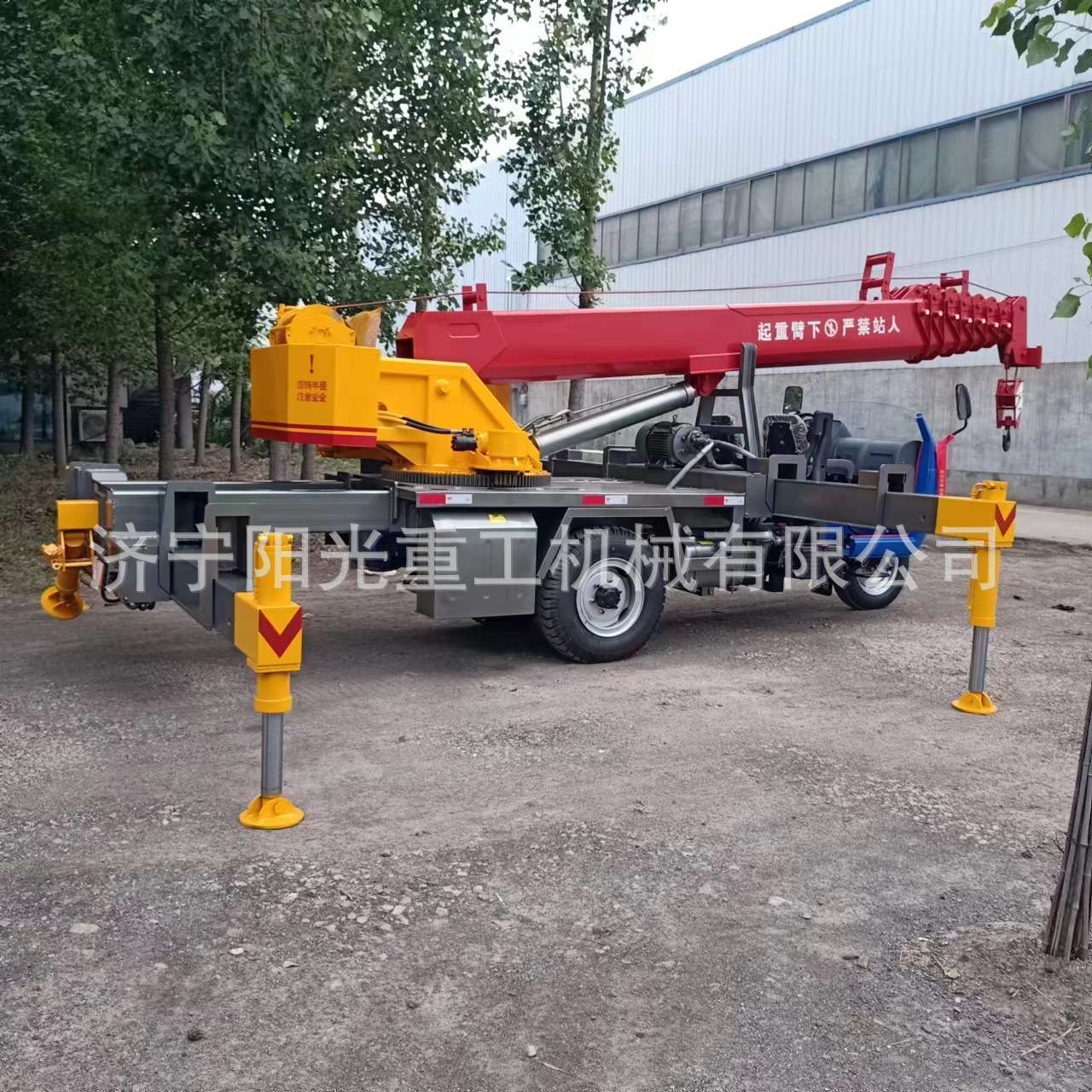 小型伸缩臂全液压三轮吊车5吨6吨农用三马子改装起重机油电两用