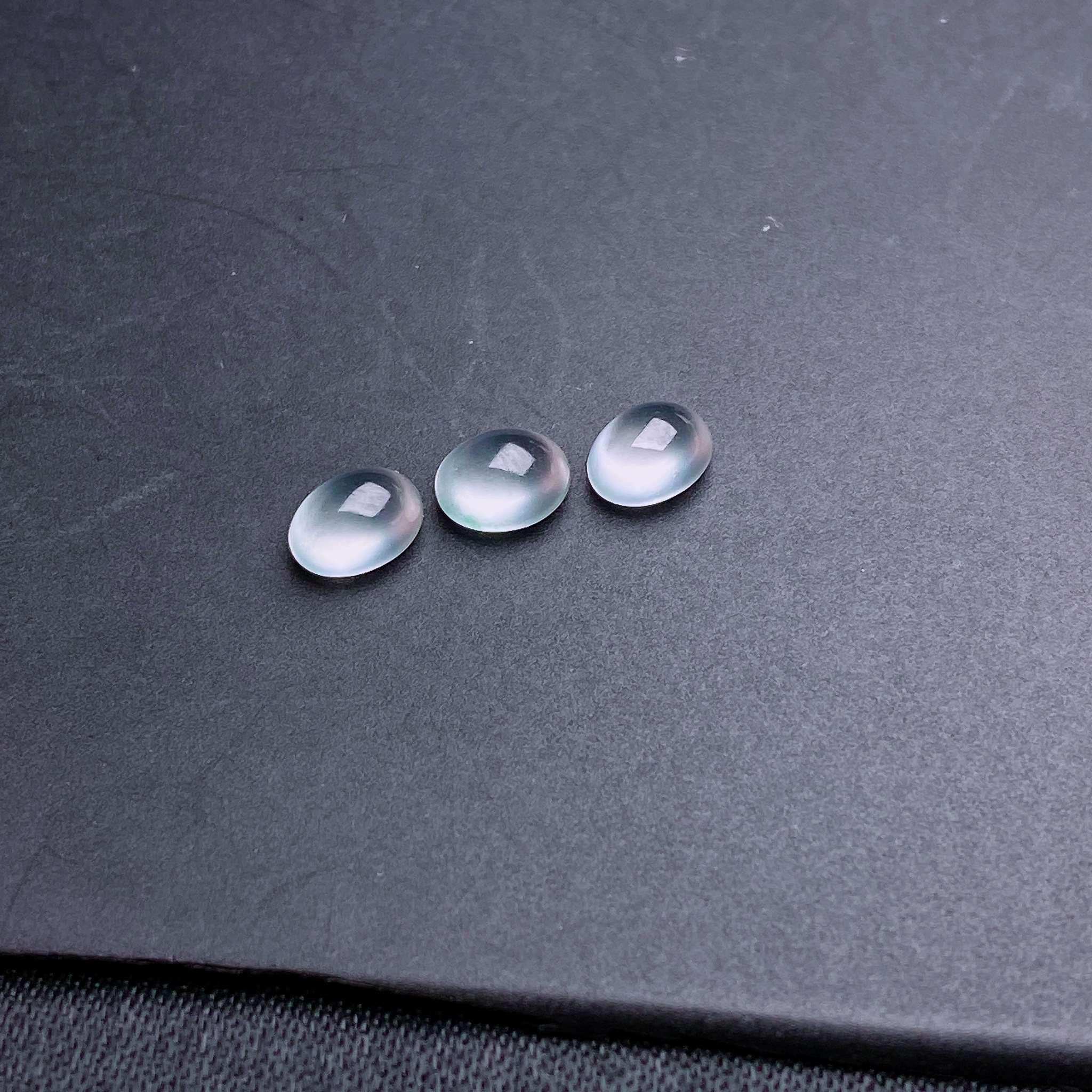 缅甸天然翡翠a货高冰种蛋面一手裸石dmf尺寸：6.1-5-3.3mm小灯泡