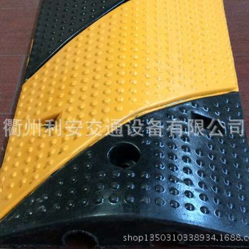 CE认证斜纹二线槽橡胶减速带 公路电缆保护器cable protector