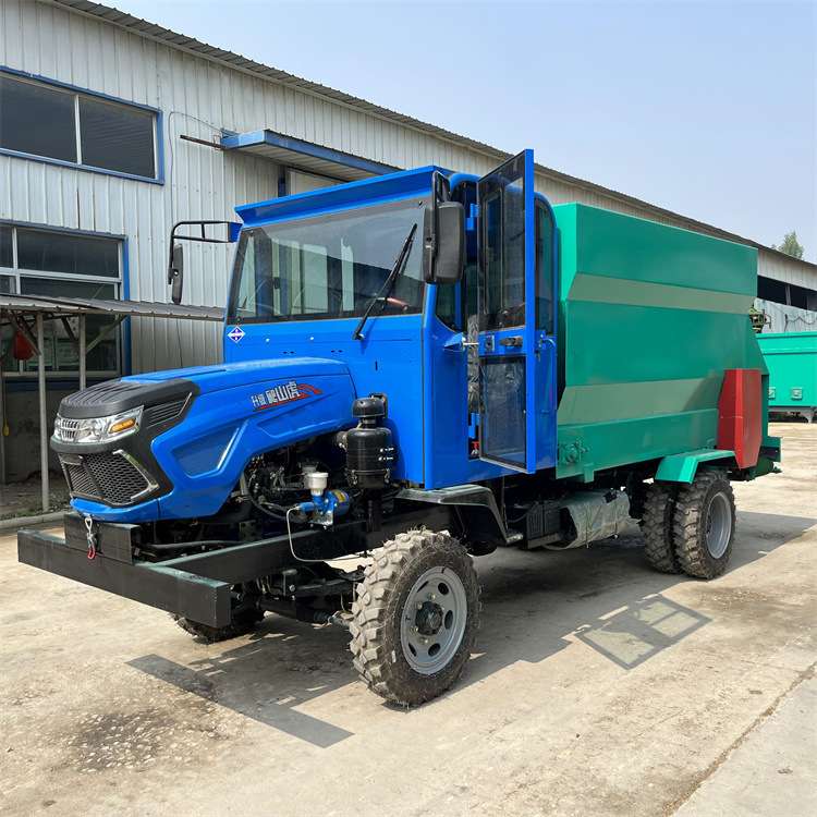 养殖场电瓶动力喂料车双侧出料小型三轮撒料车3方容量送草投料机